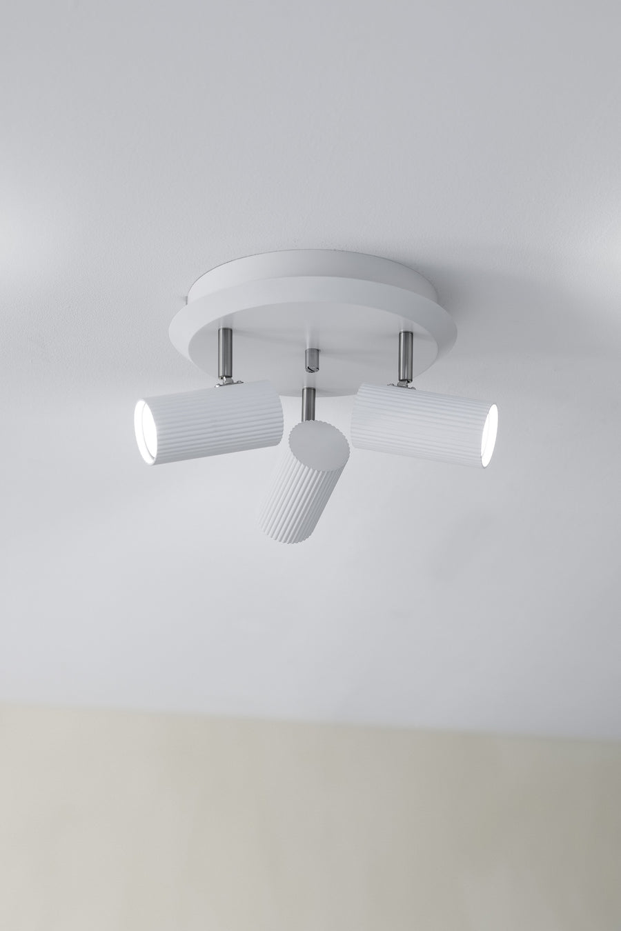 Plafonnier Costilla sur platine ronde 3 lumières blanc et nickel satiné