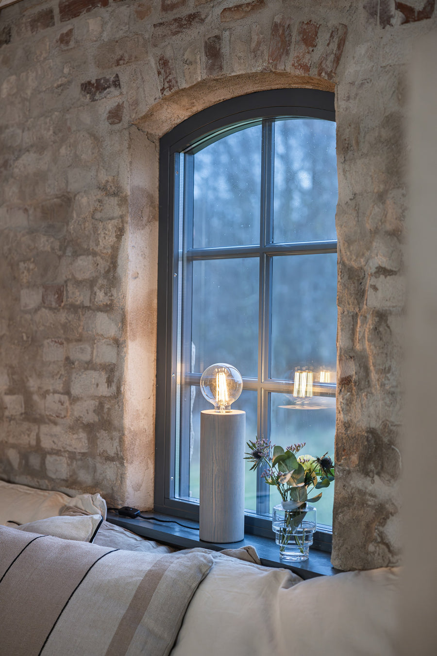 Lampe à poser Legna en bois teinté gris