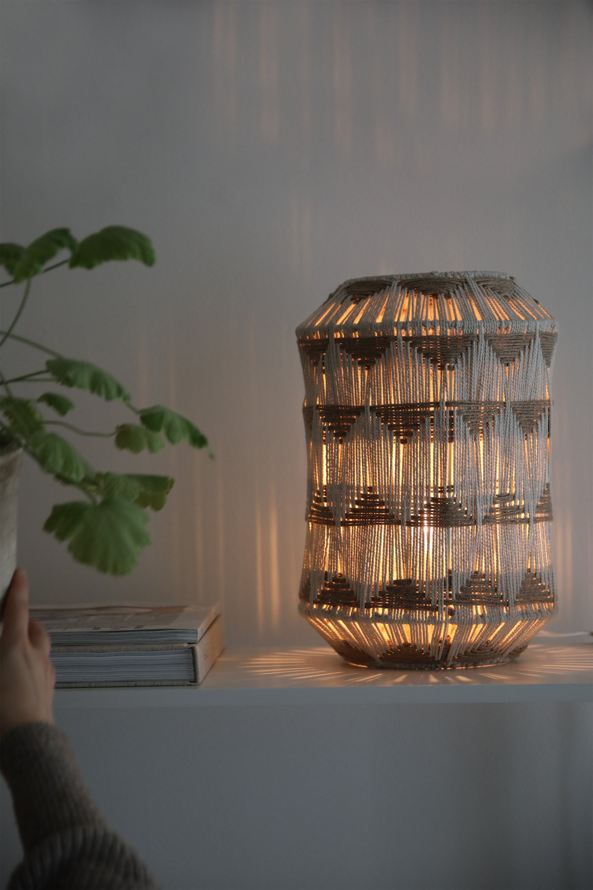 Lampe à poser Ano avec abat-jour en jute et coton