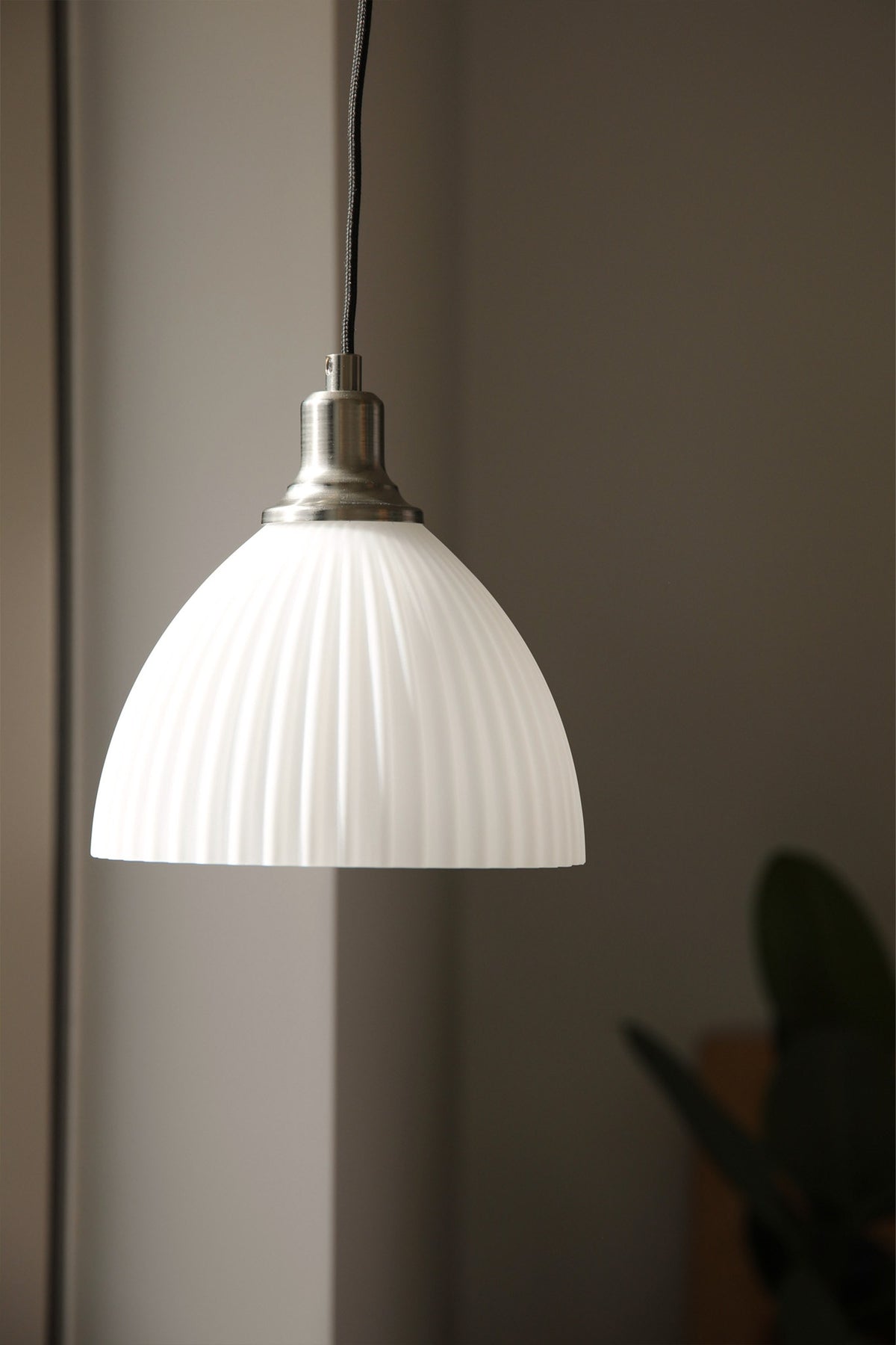 Suspension de fenêtre Ro en nickel satiné et verre blanc 18 cm