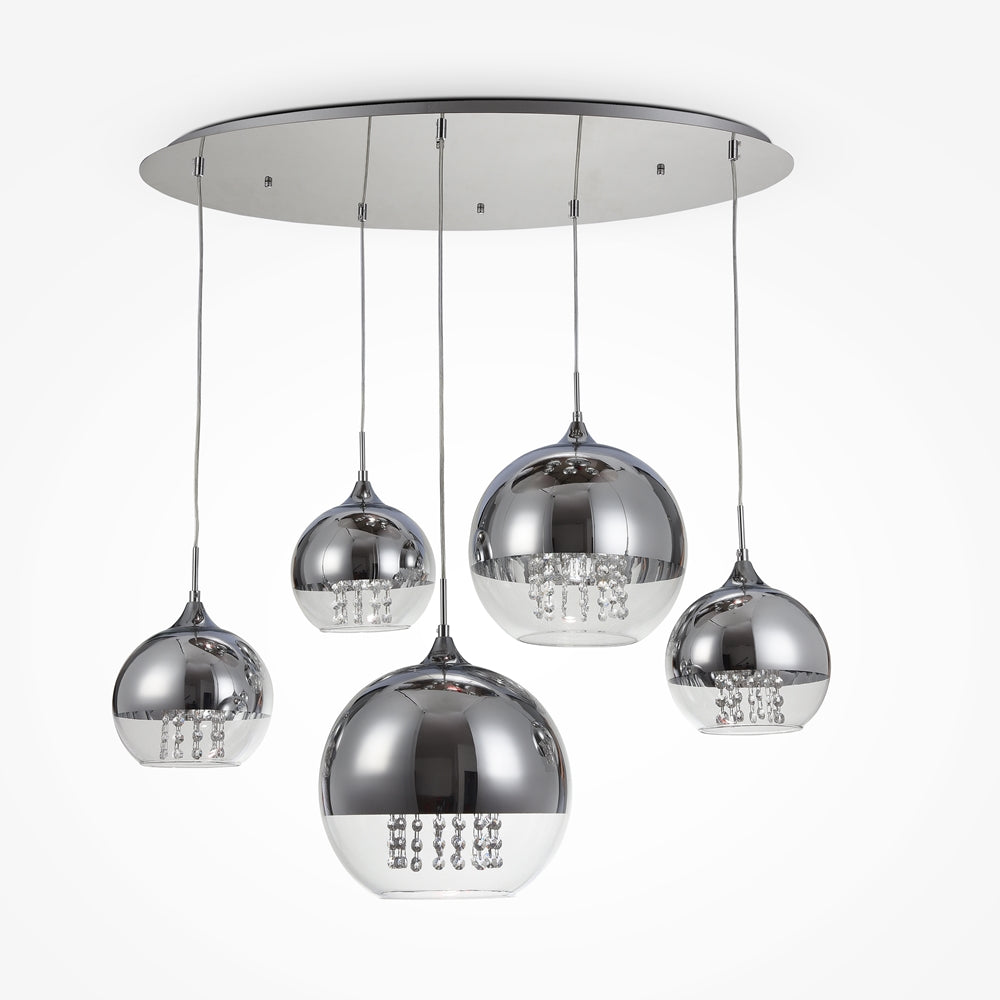 Version chromée du même luminaire à cinq suspensions avec plaque de plafond ronde