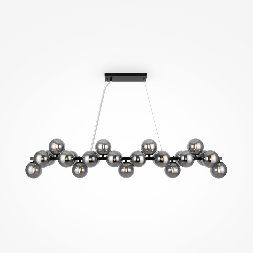Vue de face de la suspension noire avec ses nombreux globes en verre fumé.