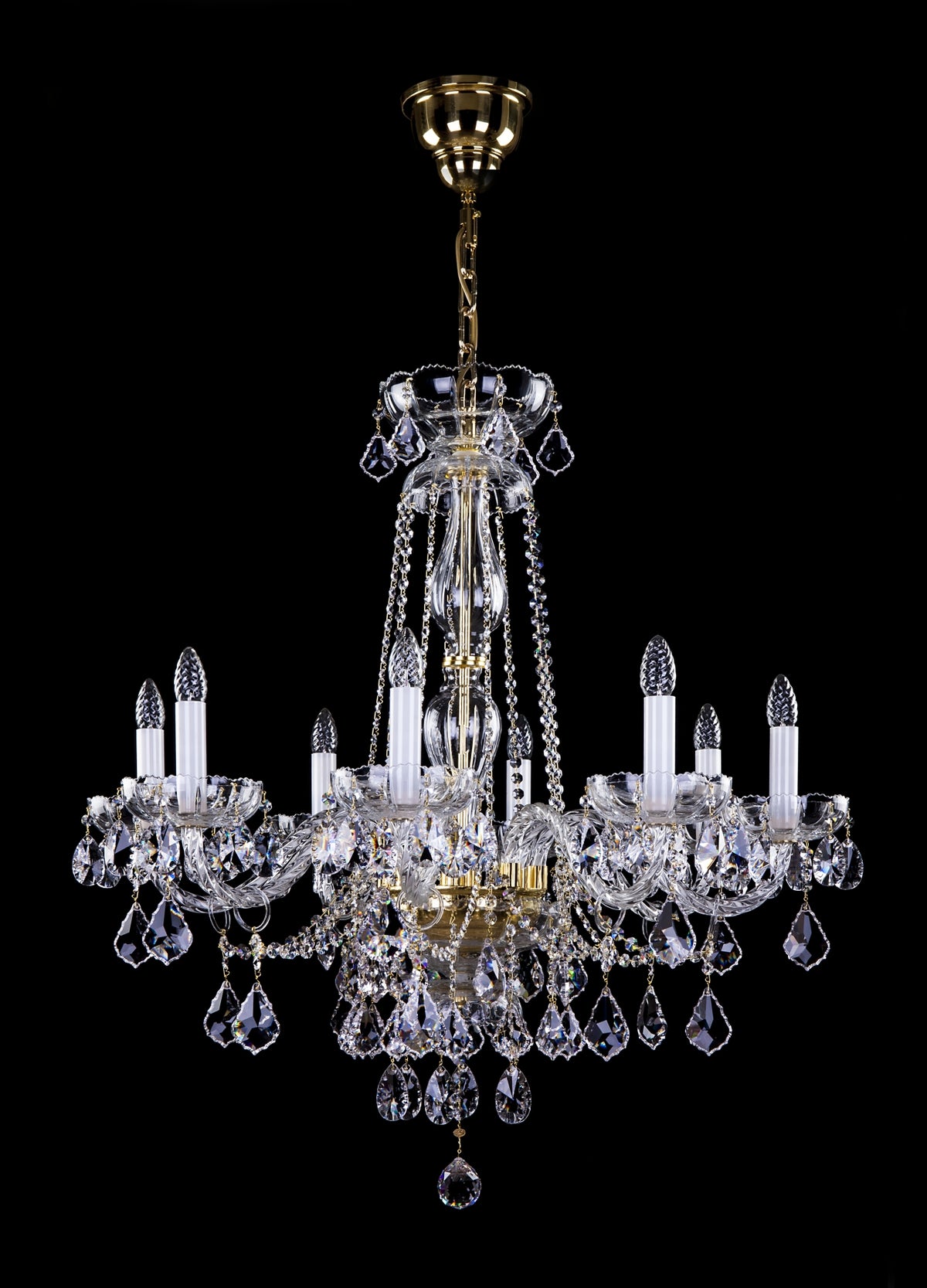 Lustre en cristal complet vu de face, monture dorée et pendeloques scintillantes sur fond noir
