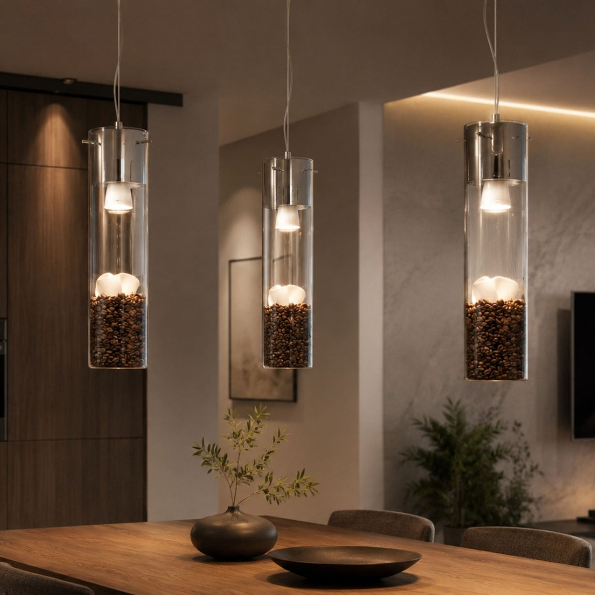 Trois suspensions cylindriques en verre transparent remplies de grains de café au-dessus d'une table en bois.