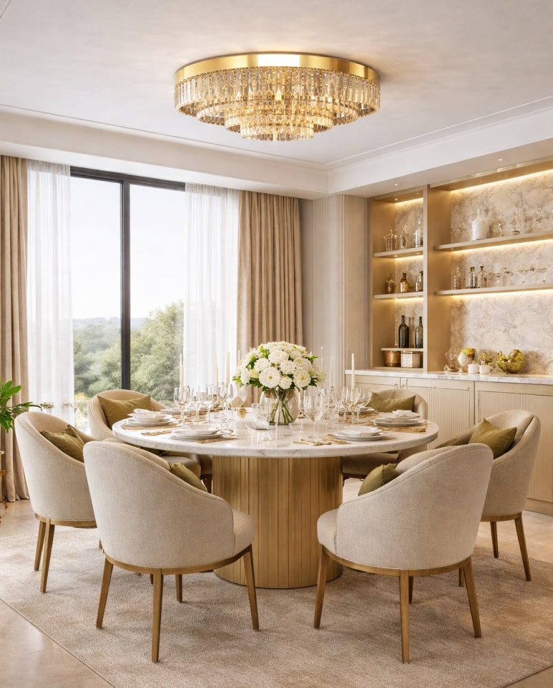 Mise en ambiance salle à manger : plafonnier doré au-dessus d'une table ronde dressée