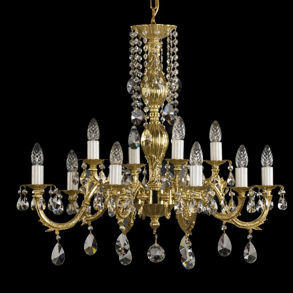 Lustre doré classique à douze bras, cristaux taillés suspendus, fond noir, éteint.