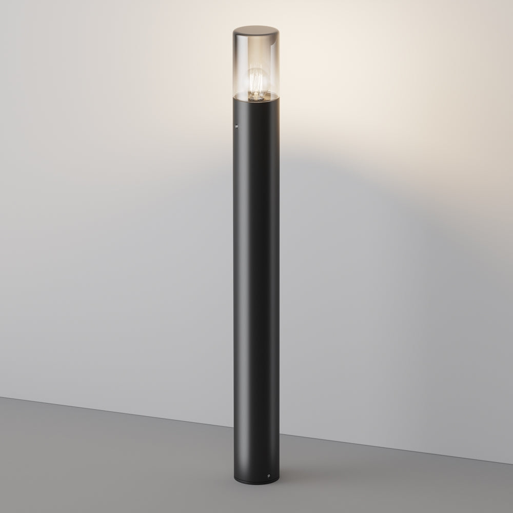 Grande borne luminaire extérieure noire sur socle, vue de face sur fond gris