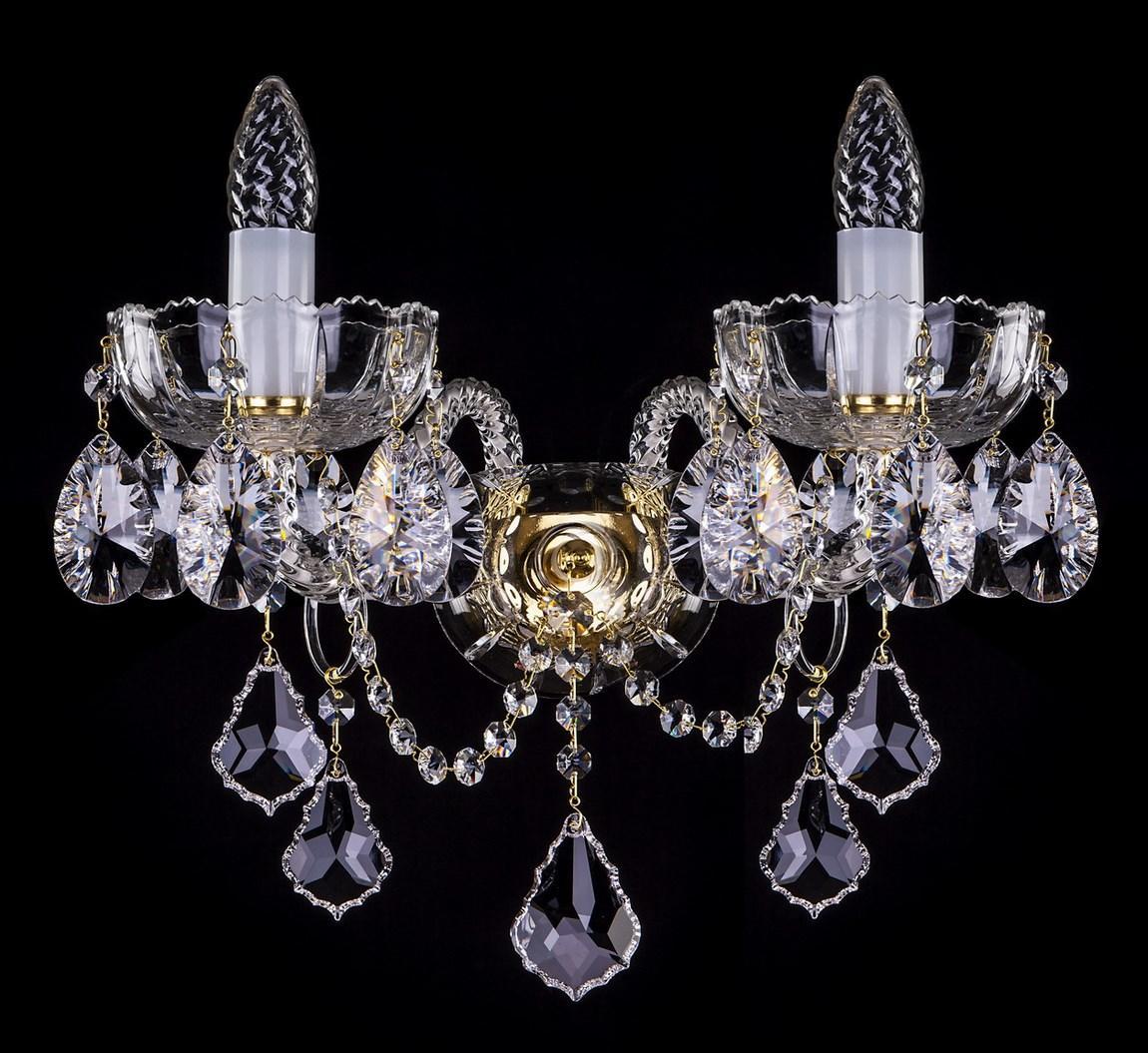 Applique murale deux bras en cristal avec pendentifs gouttes et finition dorée sur fond noir.