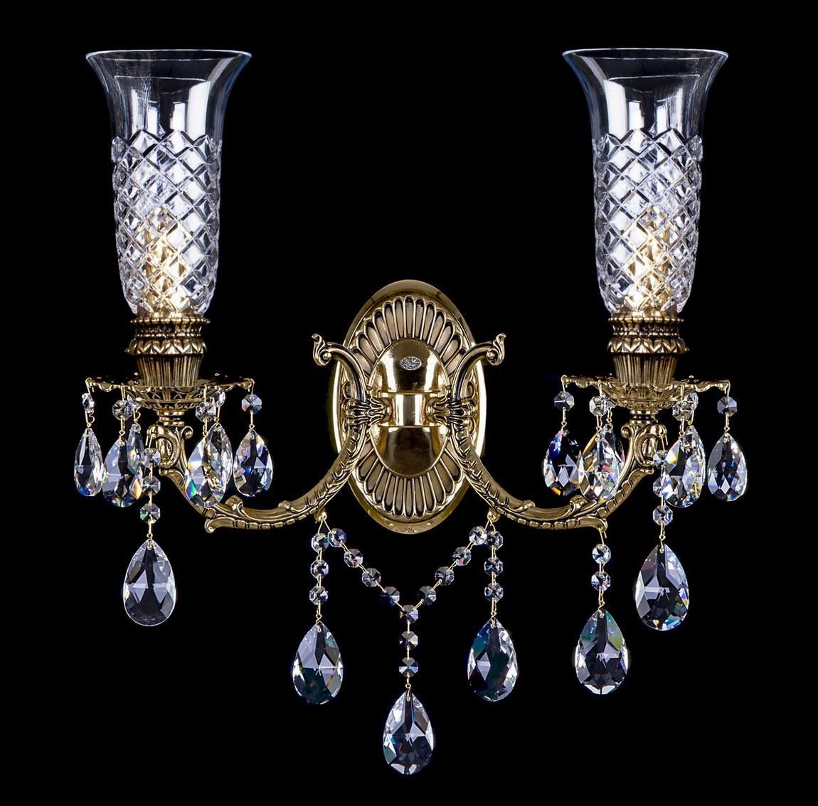 Applique murale dorée à deux bras, coupes en verre taillé et pendentifs cristal sur fond noir