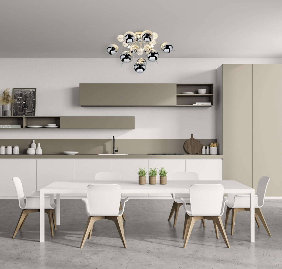 Luminaire chromé installé au plafond au-dessus d'une table à manger moderne et claire