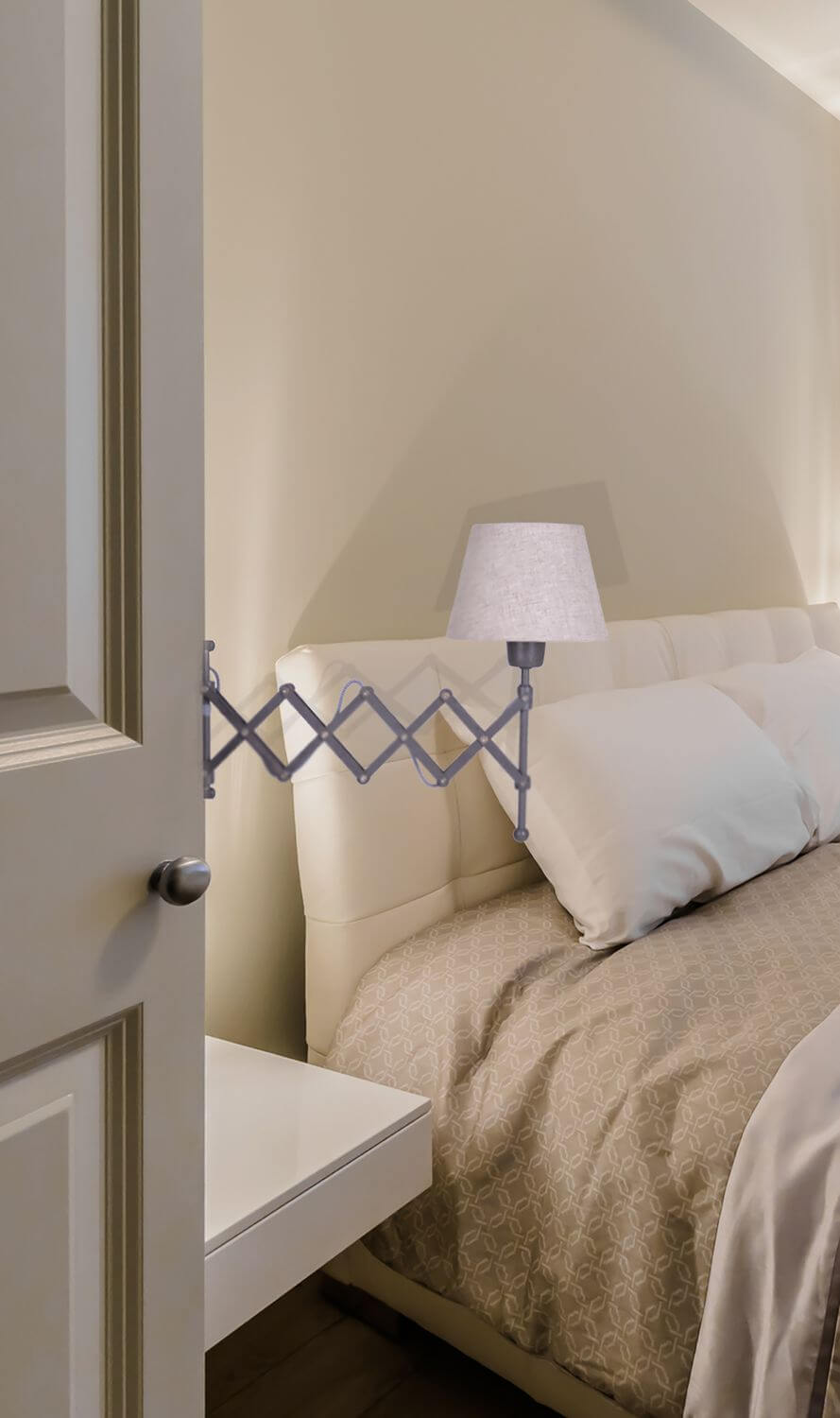 Vue en situation dans une chambre, applique déployée près de la tête de lit