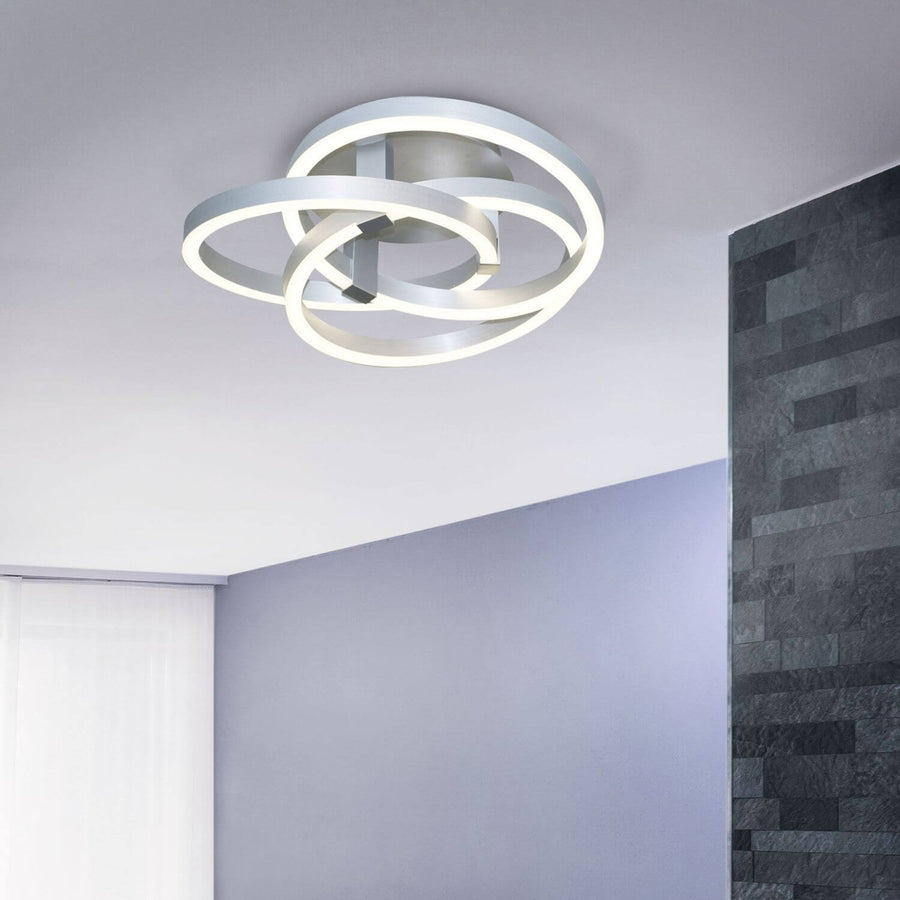 Plafonnier en fonctionnement dans un intérieur gris avec mur de pierre sombre