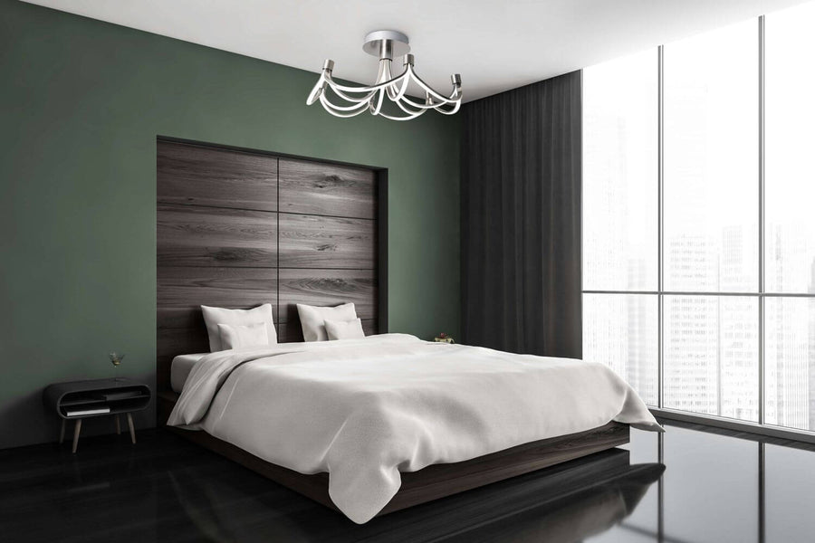 Vue du plafonnier dans une chambre verte avec lit et grande fenêtre urbaine.
