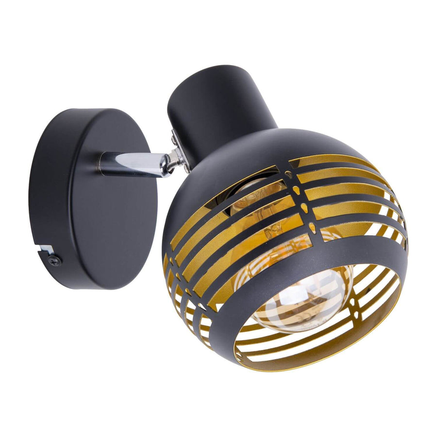 Spot noir orientable à cage sphérique dorée, fixé au mur, vue de trois quarts