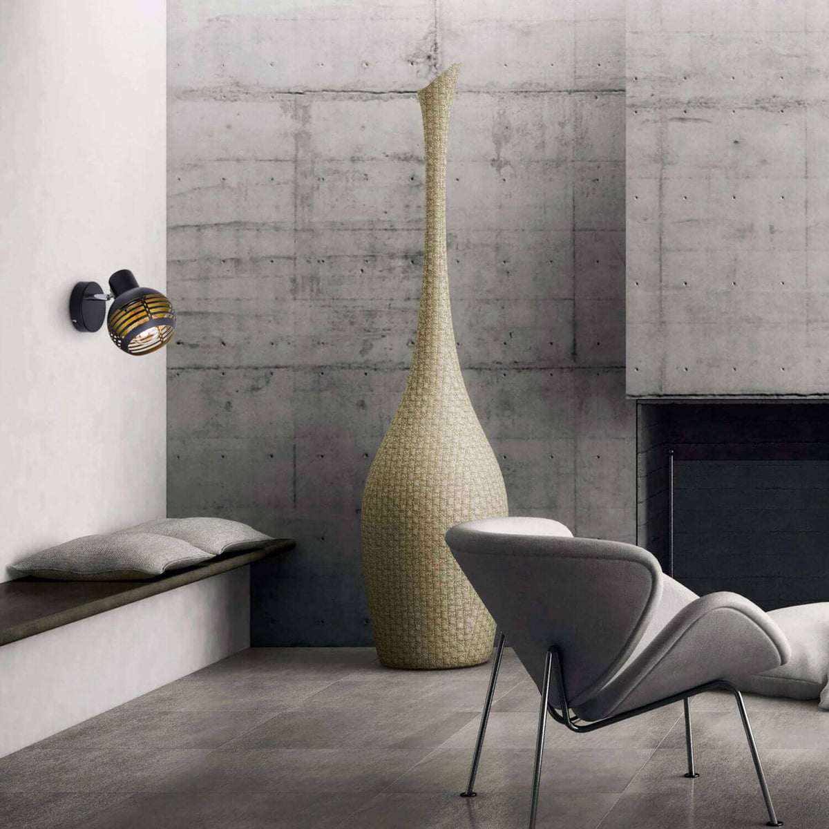 Mise en ambiance du spot mural allumé dans un salon béton et gris minimaliste