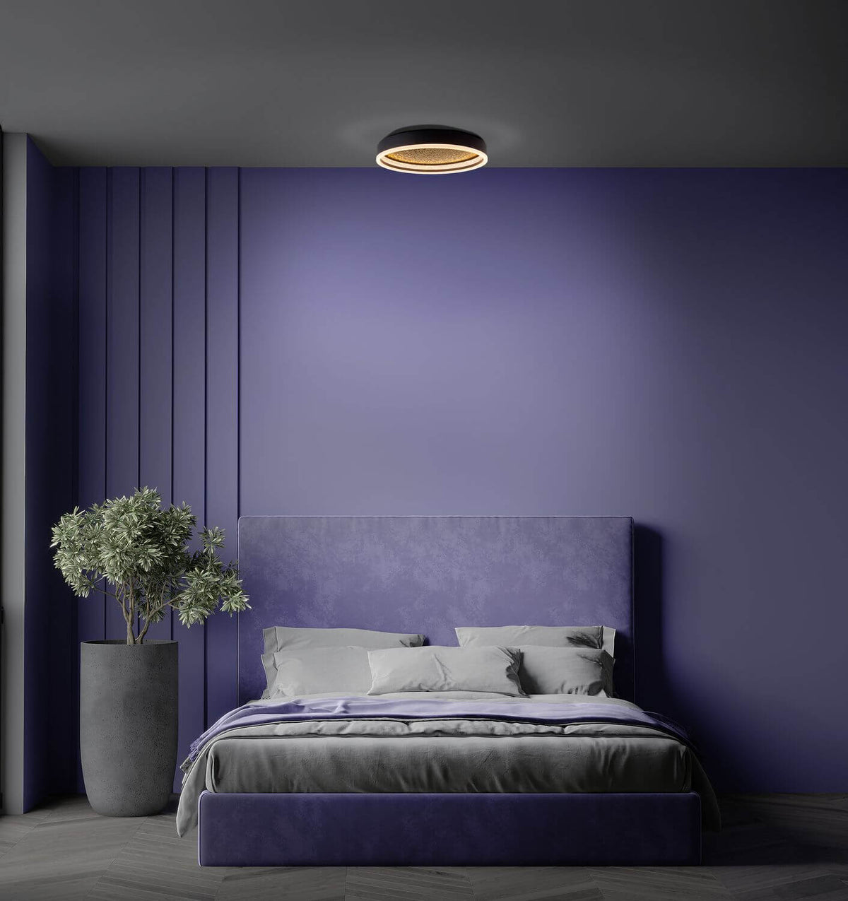 Mise en ambiance chambre bleu-violet avec le plafonnier allumé au plafond