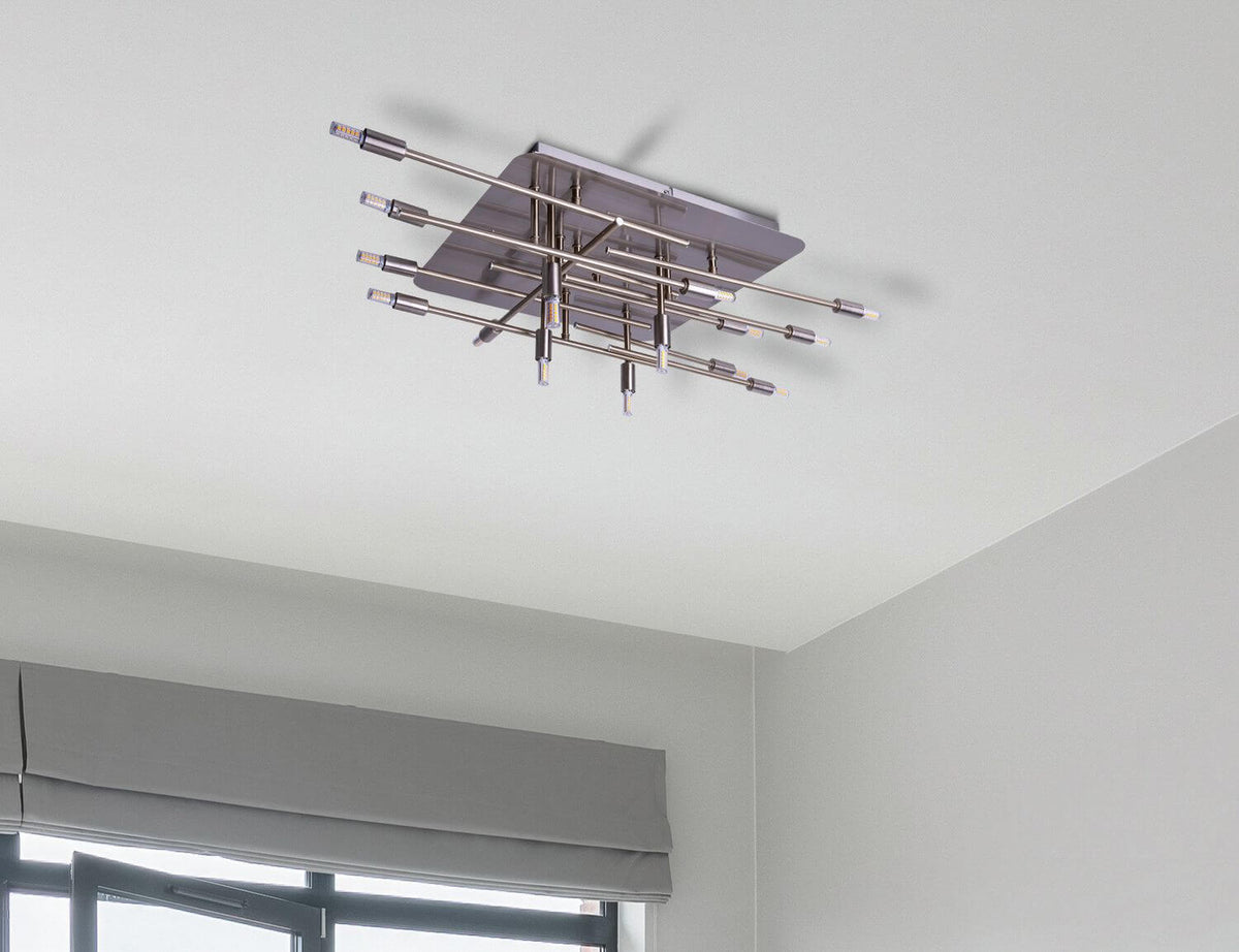 Plafonnier installé au plafond dans un intérieur clair, vue en contre-plongée.