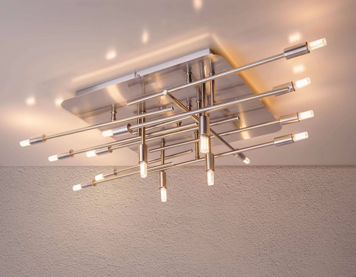 Gros plan du luminaire allumé, montrant tiges et petites ampoules LED dorées.