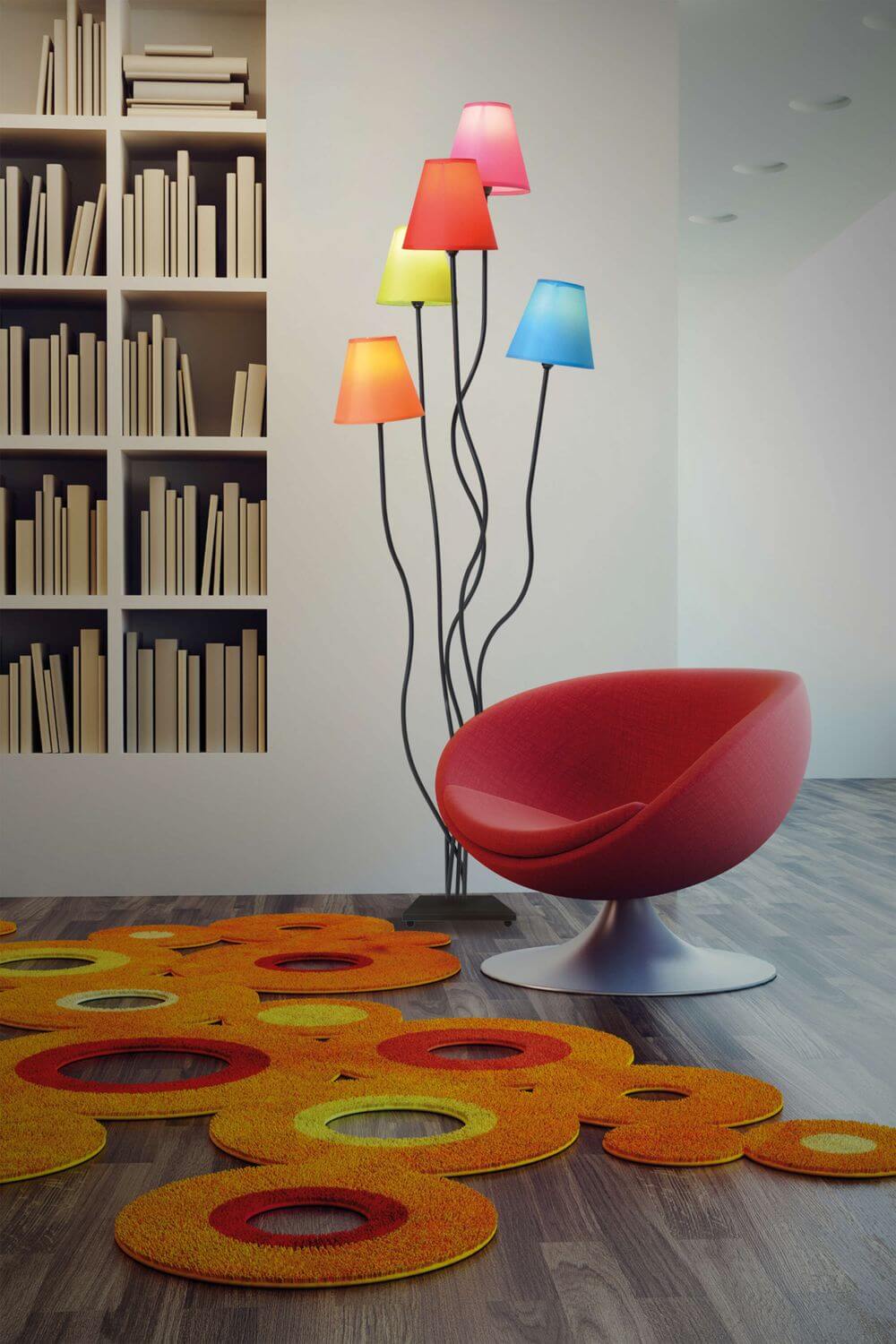 Mise en ambiance salon, fauteuil rouge et tapis orange, lampadaire allumé près bibliothèque