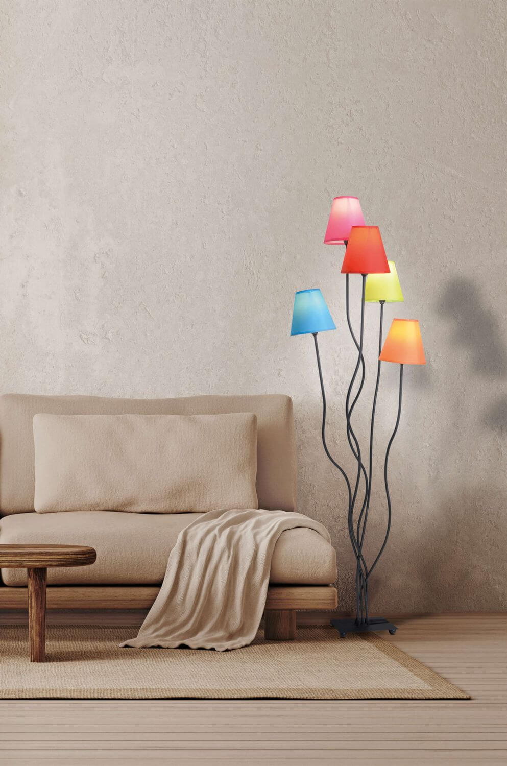 Lampadaire coloré près canapé beige, mur texturé, ambiance chaleureuse et moderne