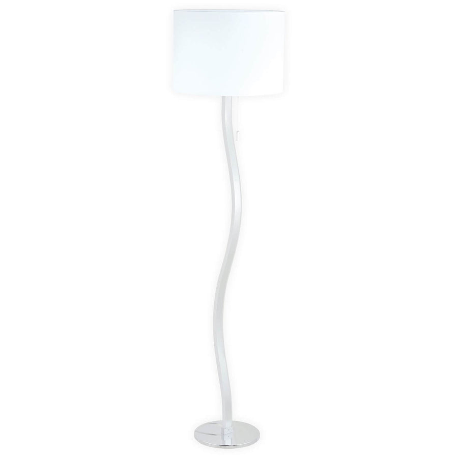 Lampadaire blanc au pied chromé et abat-jour cylindrique, vue de face sur fond blanc.