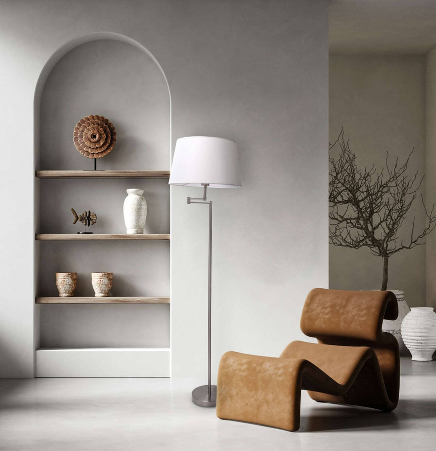 Lampadaire intégré à un salon minimaliste près d'une niche et d'un fauteuil.
