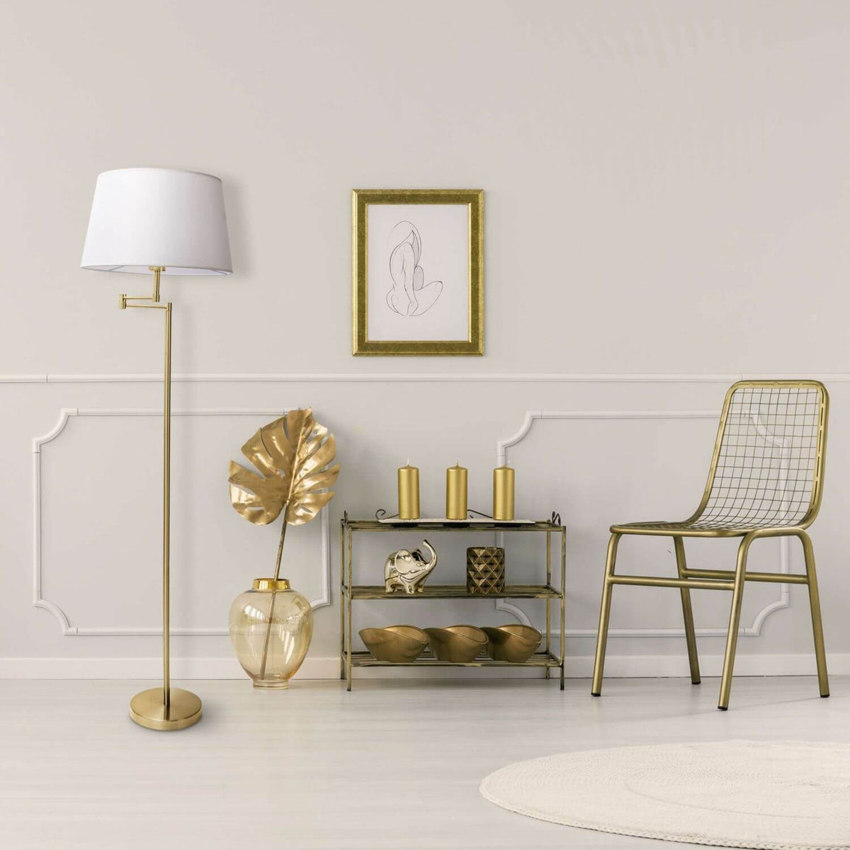 Lampadaire doré installé dans un salon avec chaise métallique et étagère dorée