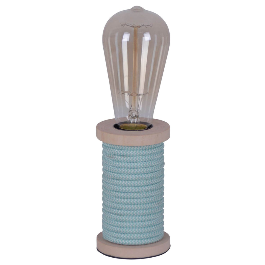 Lampe à poser turquoise de face, base cylindrique en corde tressée et ampoule Edison transparente.