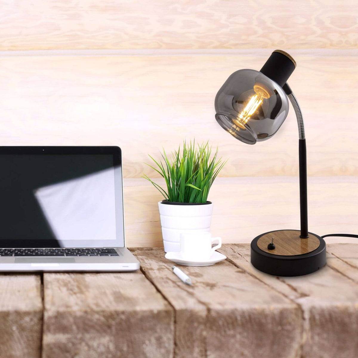 Mise en ambiance bureau en bois avec ordinateur portable et plante verte