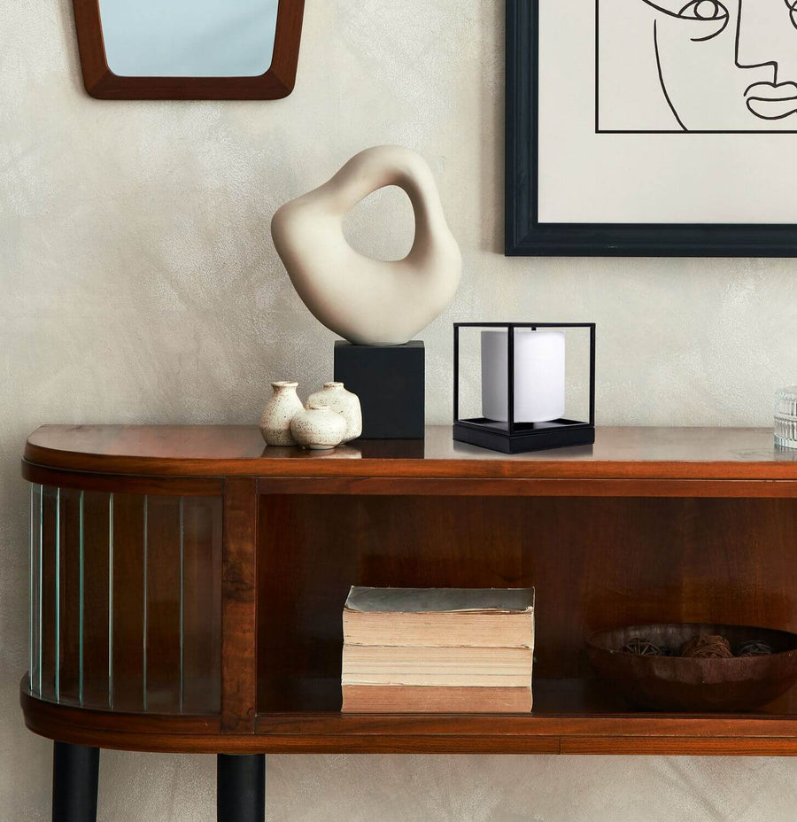 Gros plan de la lampe blanche installée sur le buffet, dans un intérieur contemporain