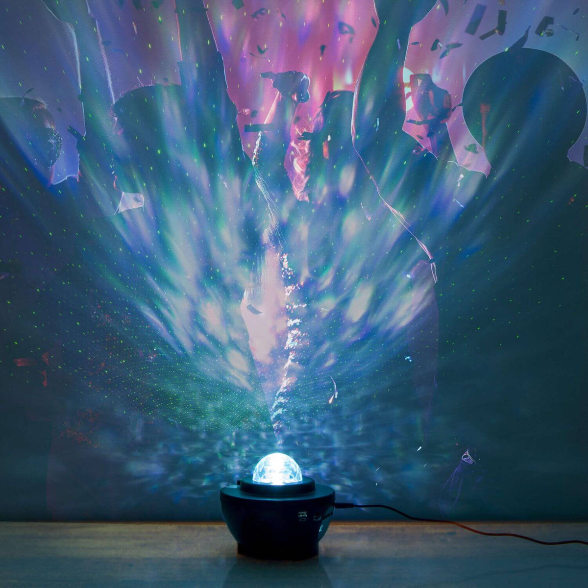 Mise en ambiance du projecteur diffusant vagues colorées et étoiles vertes sur un mur
