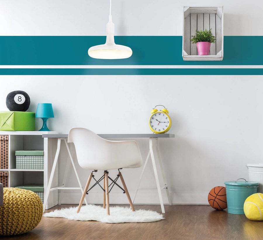Suspension blanche éclairée au-dessus d'un bureau d'enfant, mur à bande turquoise