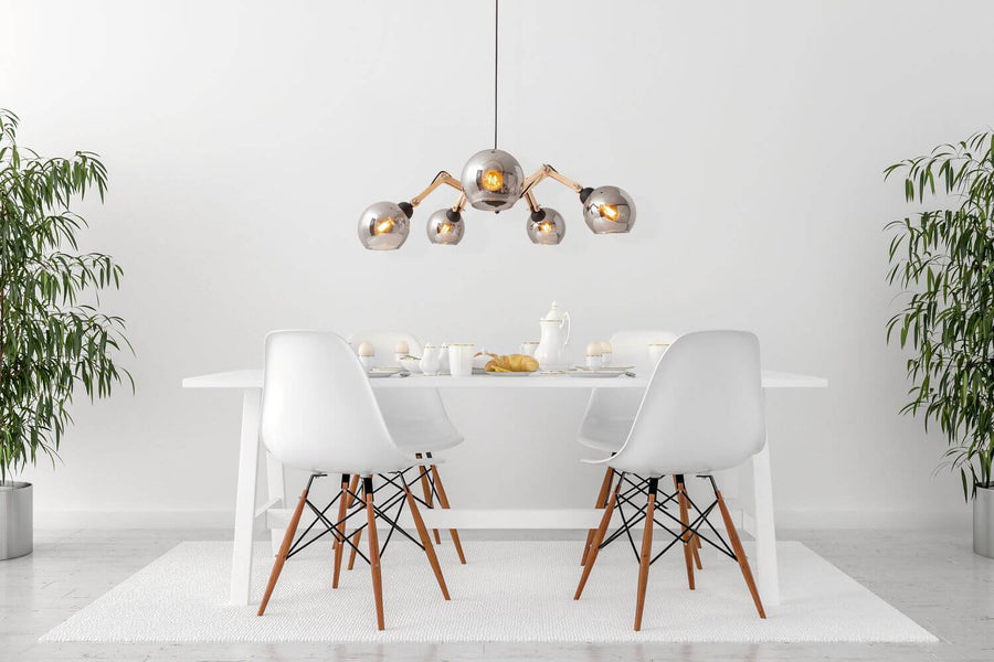 Salle à manger minimaliste blanche, suspension suspendue au-dessus de la table