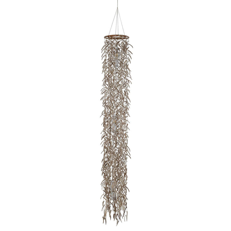 Vue de face du luminaire suspendu avec sa longue cascade de lamelles beige.