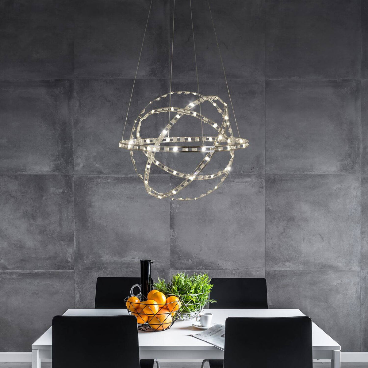 Mise en ambiance au-dessus d'une table à manger devant un mur de carreaux gris