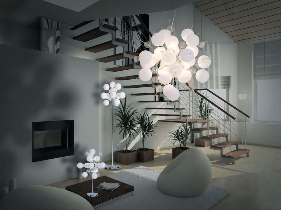 Vue d'ensemble d'un séjour moderne, suspension et lampadaire assortis éclairant la pièce