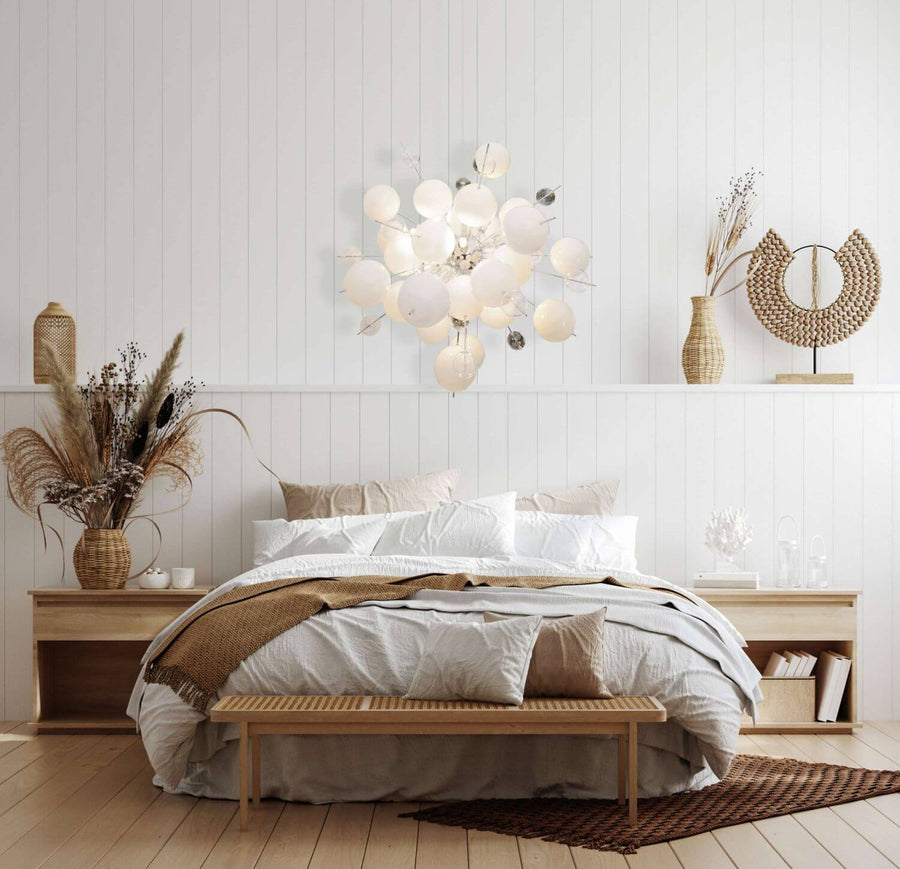 Chambre lumineuse, suspension blanche au-dessus du lit, décoration naturelle en osier