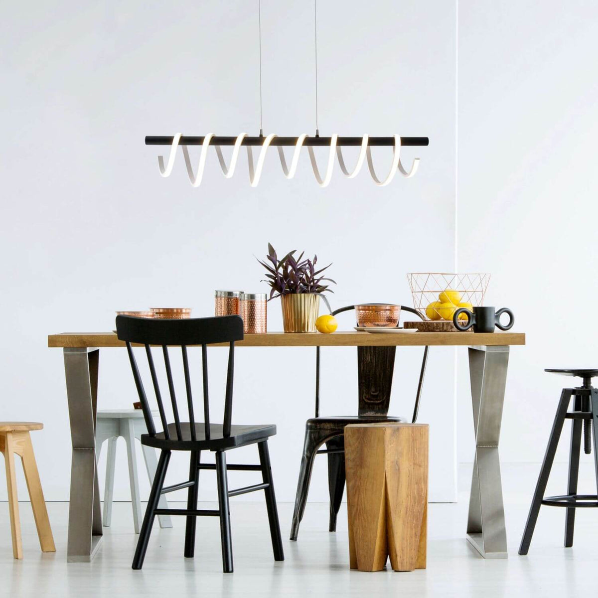 Mise en ambiance au-dessus d'une table à manger en bois clair