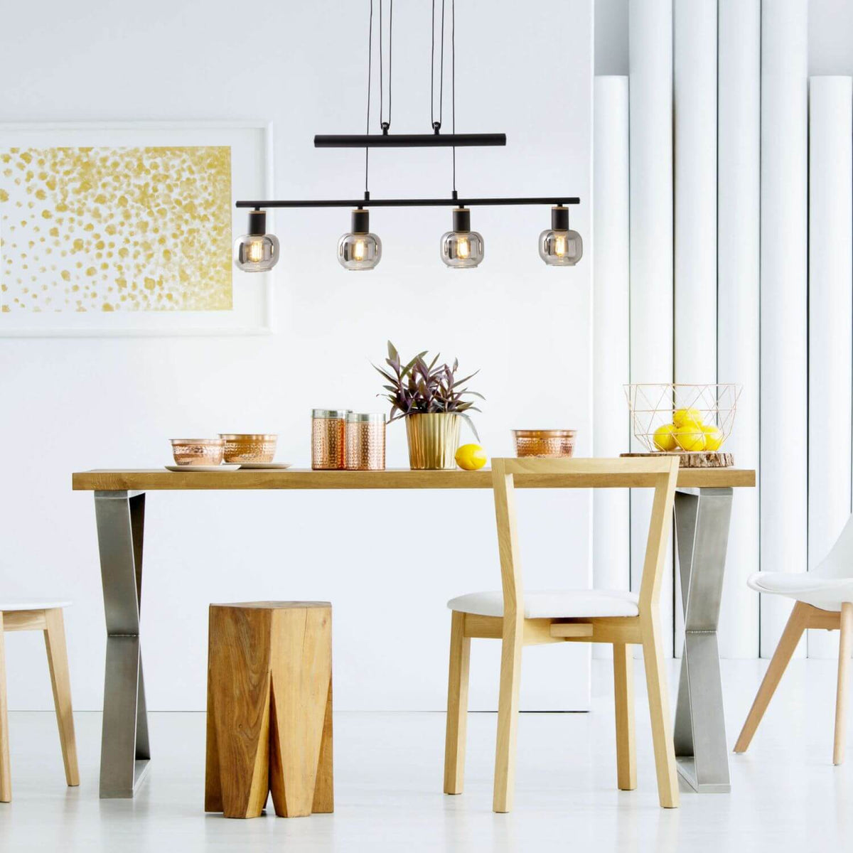 Suspension installée au-dessus d'une table en bois dans une salle à manger claire