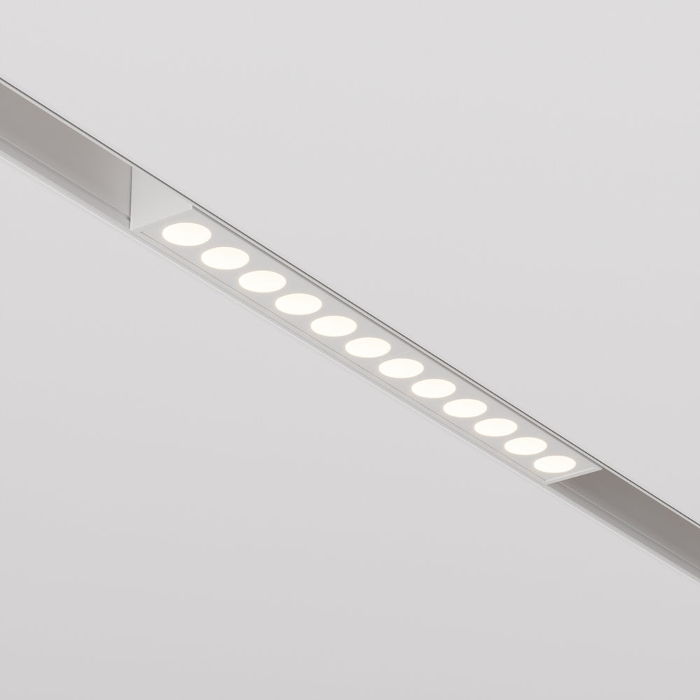 Vue en perspective plongeante d'un luminaire linéaire blanc encastré avec spots ronds alignés
