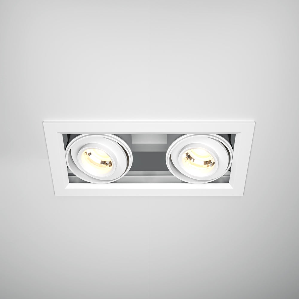 Vue de face du spot double encastré blanc au plafond, deux projecteurs orientables