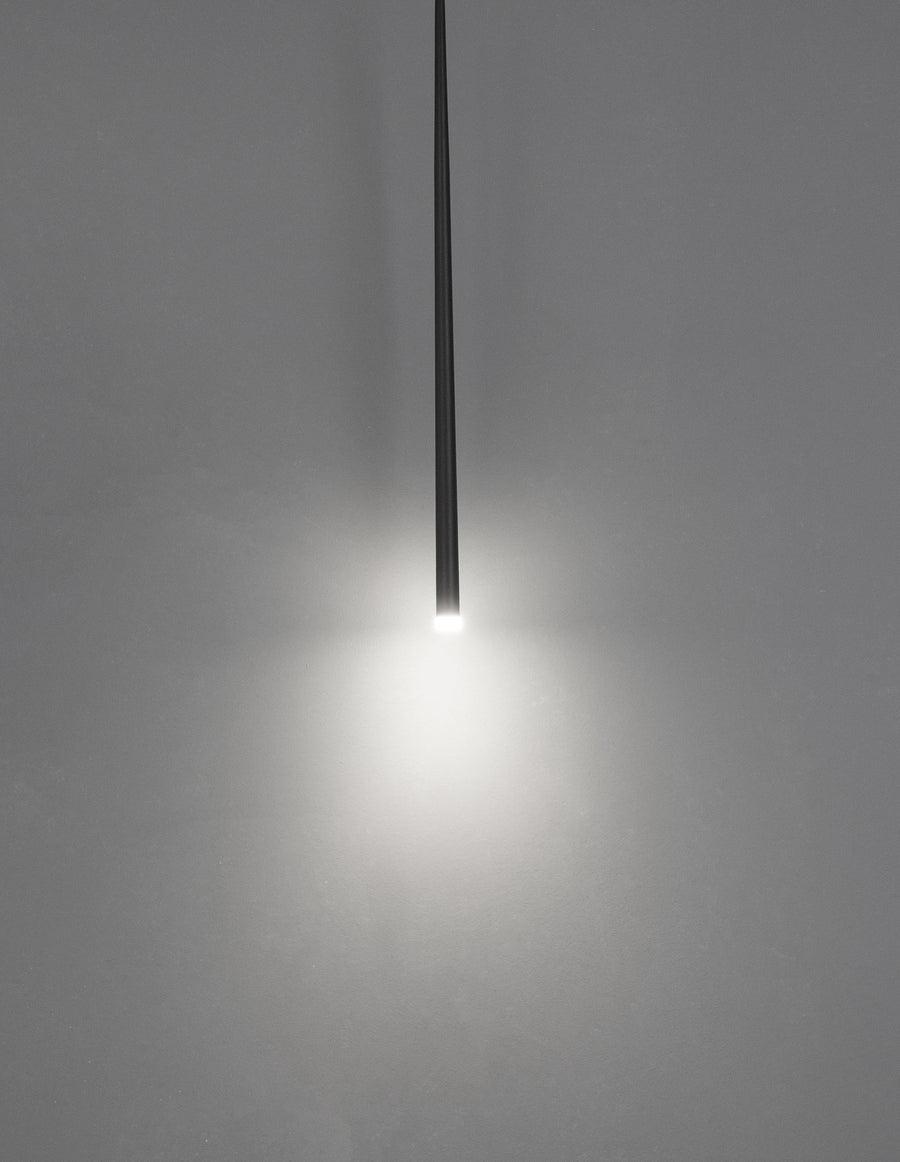 Détail de la lumière allumée diffusant un halo au bas du tube
