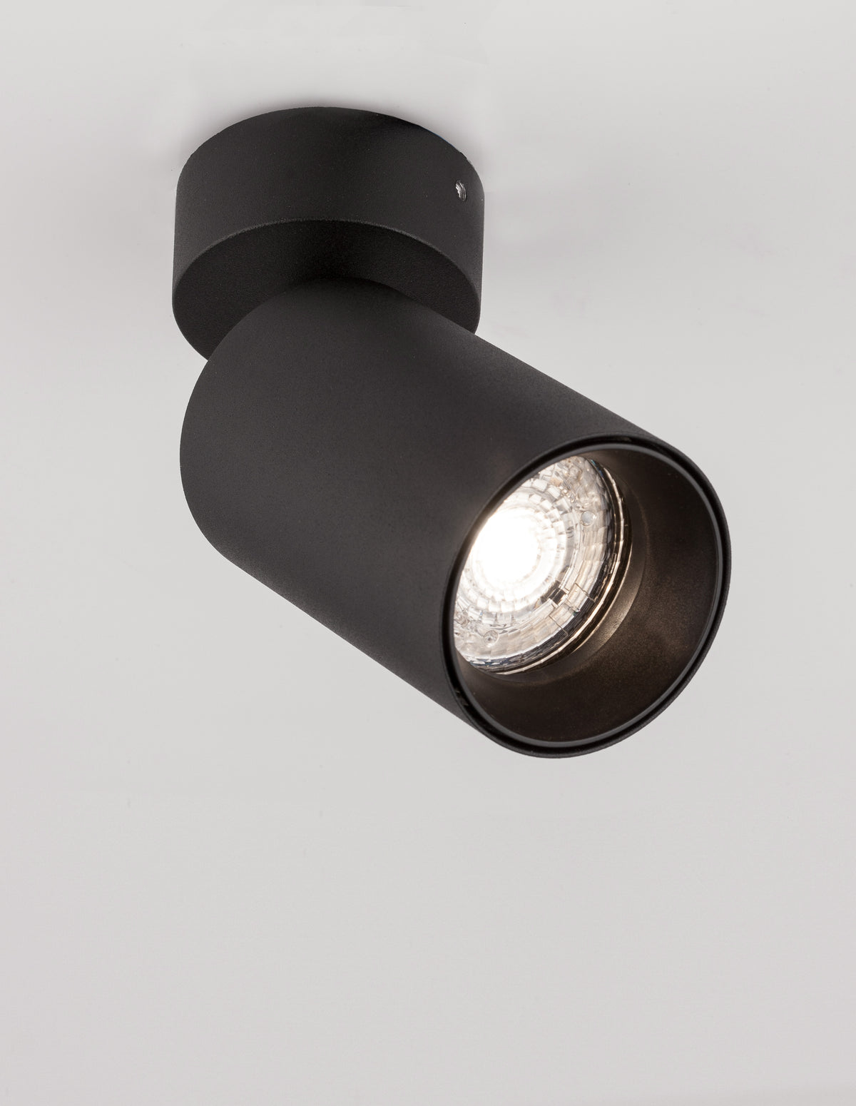 Vue rapprochée du cylindre noir incliné, optique éclairée