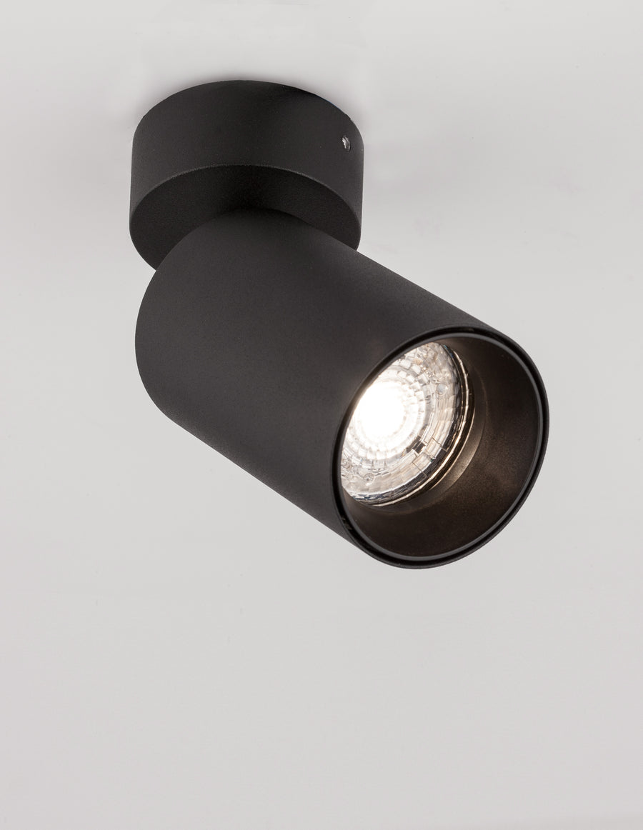 Vue rapprochée du cylindre noir incliné, optique éclairée