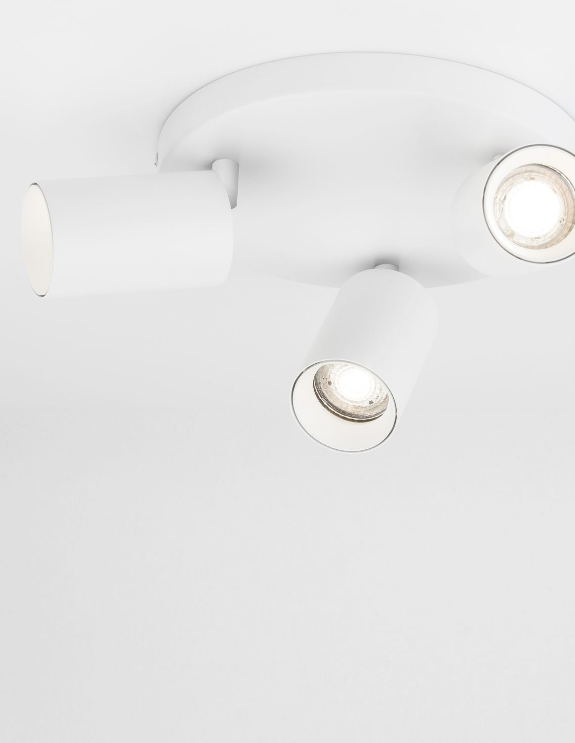 Détail des modules LED et lentilles dans les cylindres blancs