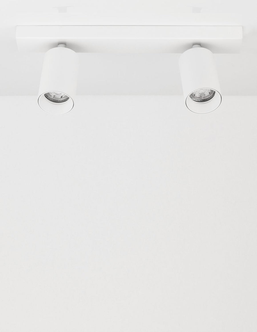 Troisième vue du plafonnier deux lumières blanc, barre rectangulaire et deux cylindres
