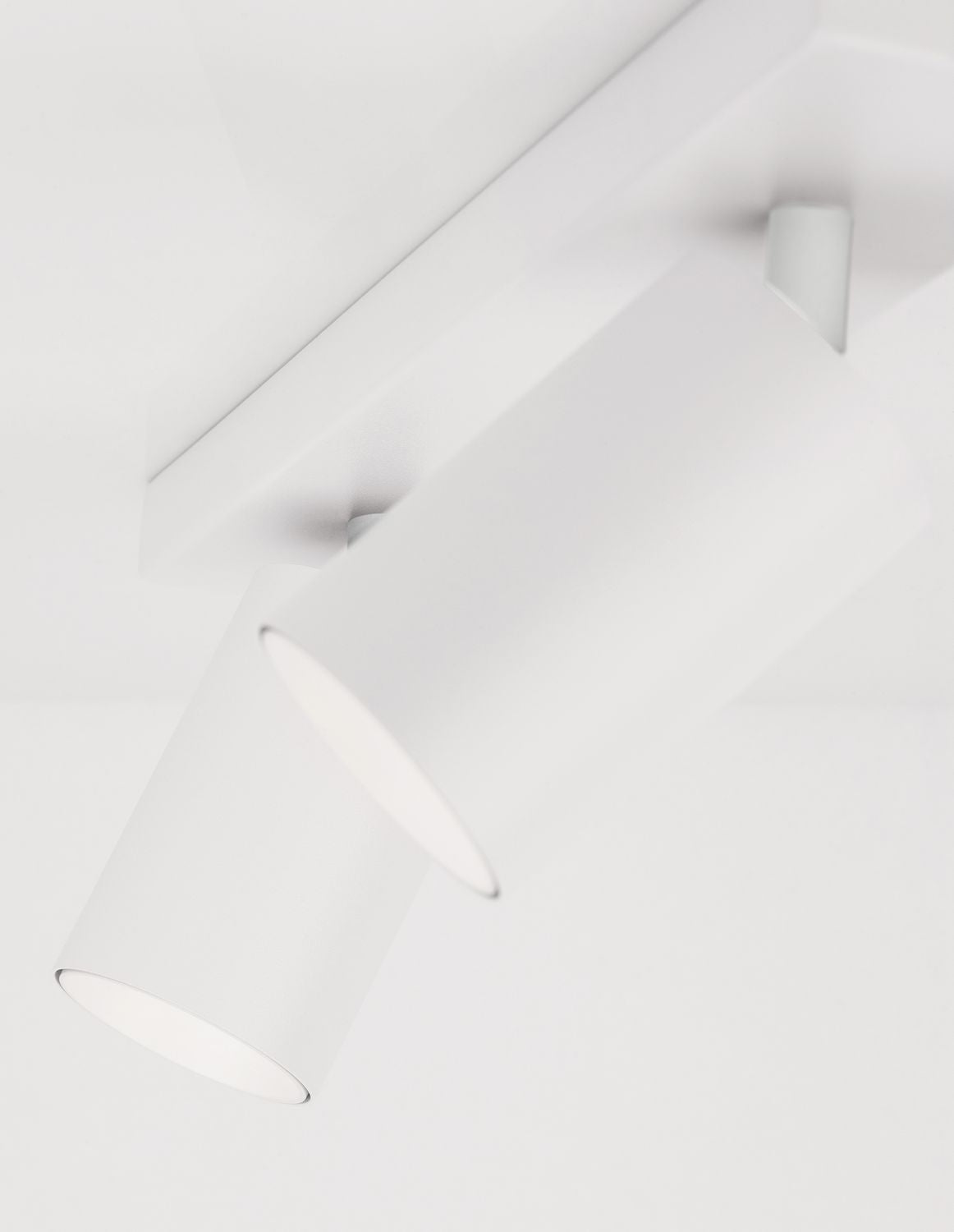 Détail de la finition laquée blanche des deux têtes cylindriques orientables du spot