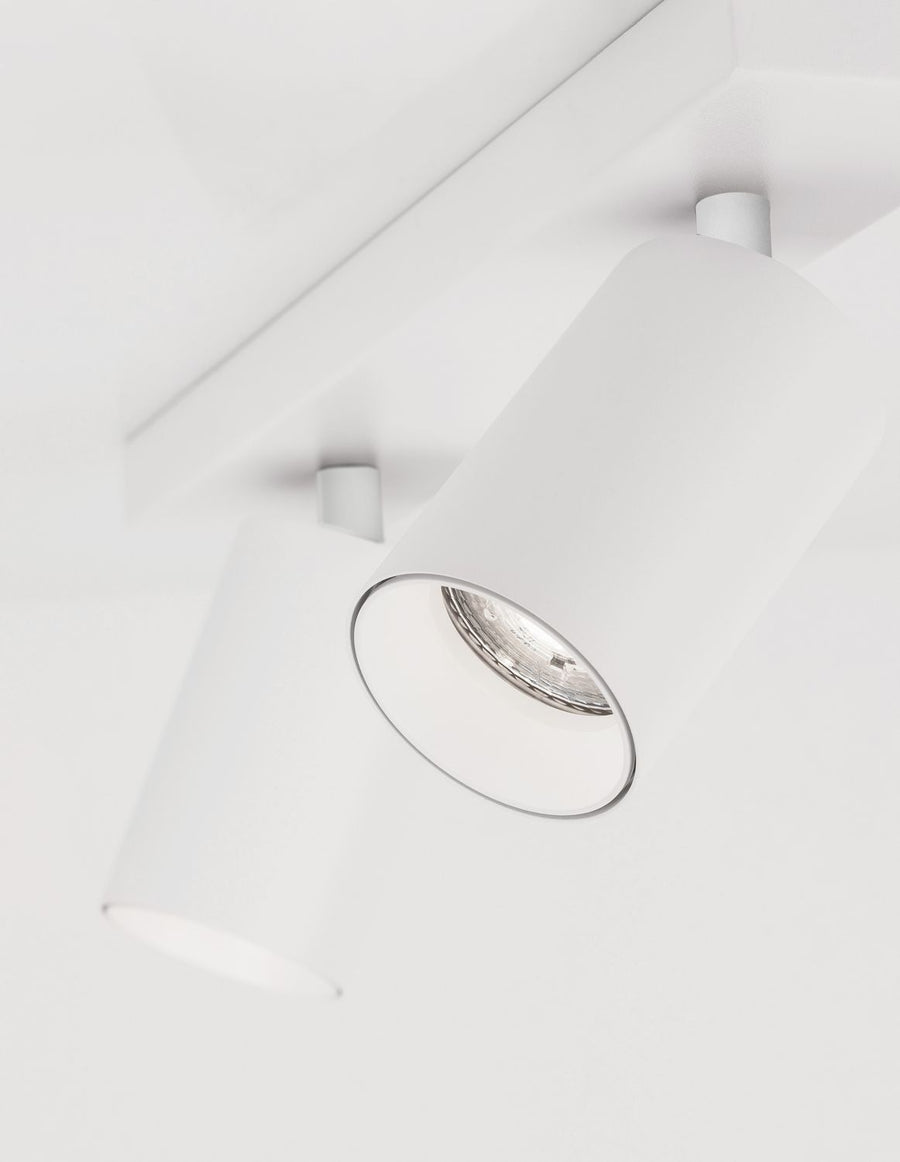 Gros plan sur la lentille et le réflecteur d'une tête de projecteur blanc