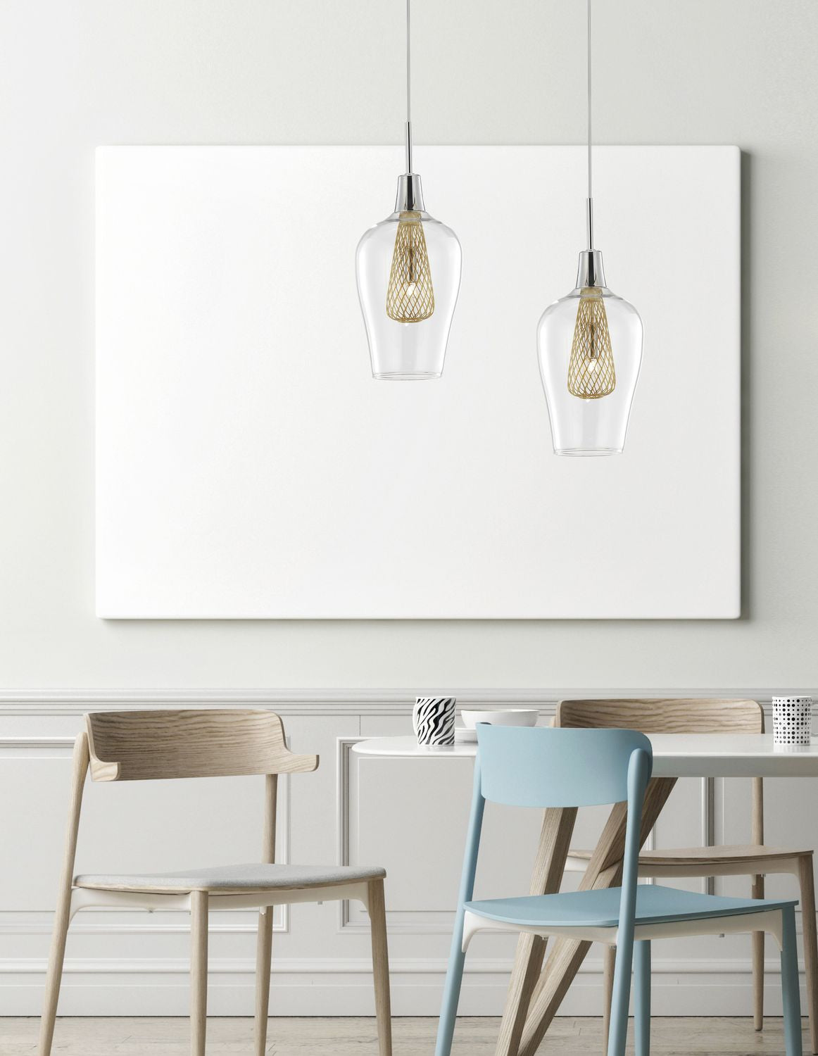 Suspension en verre transparent avec intérieur doré au-dessus d'une table de salle à manger.