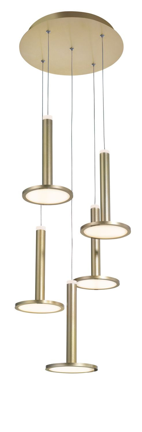 Vue de face du luminaire sur fond blanc, cinq cylindres suspendus à hauteurs différentes
